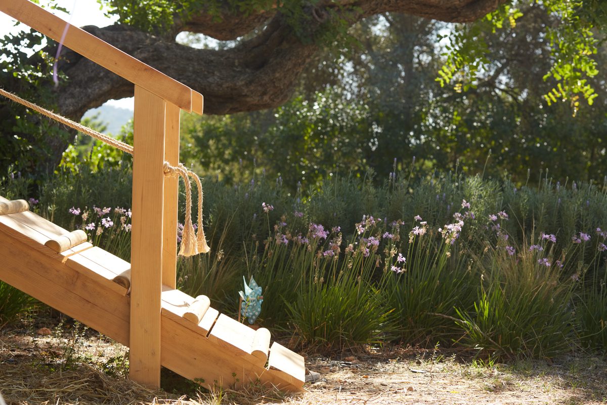 Escalera de madera con flores mediterráneas al fondo
